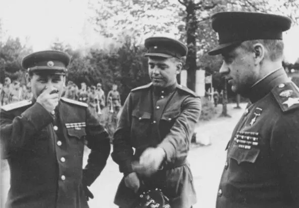 Марк Трояновский перед киносъемкой командования 2го Белорусского фронта - фото 13