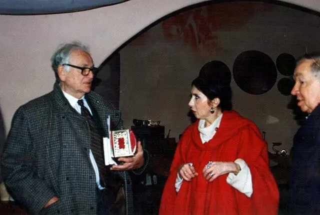 Рисунок 13 Пьер Карден с нашими подарками Женя вытаскивает и надписывает свой - фото 13