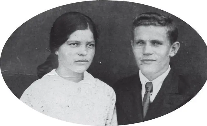 Лидия Здановская с братом Иосифом Глеб Якунин в детстве Глеб потерял веру в - фото 11