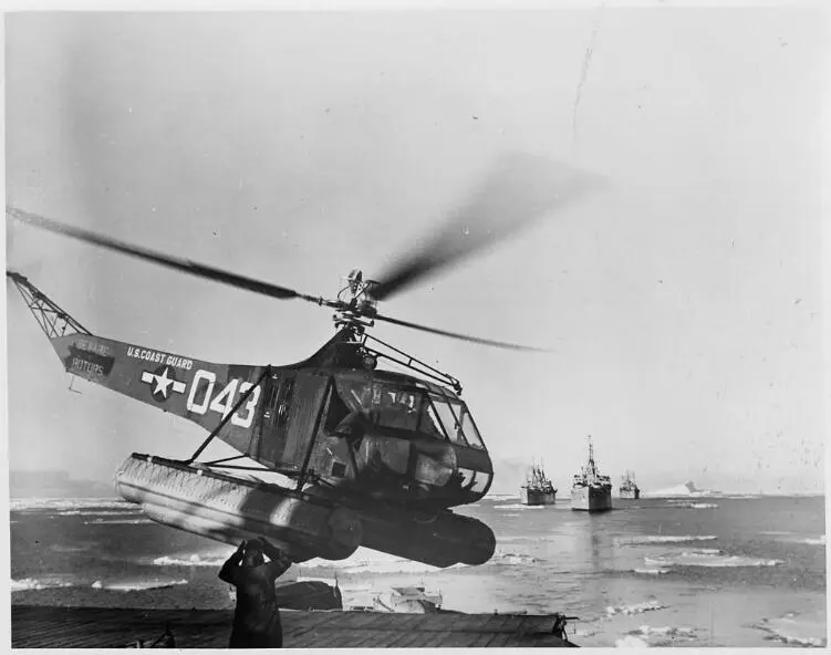 Рис 1 1947 год февраль Вертолет Sikorsky R4 совершает посадку на ледокол - фото 1
