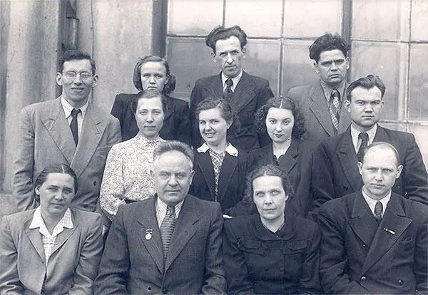 1621Кафедра ТНВ проф Кузьминых второй слева в первом ряду в 1952 году - фото 44