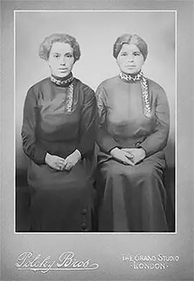 0204Реставрация фотографии Этель слева в Лондоне 307 Конечно не случаен - фото 51