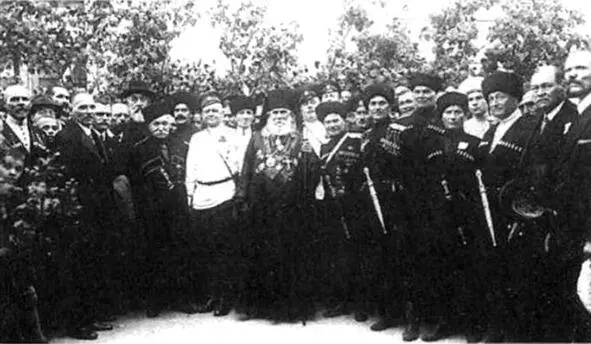 В центре владыка Гермоген по левую руку от него стоят легендарные кубанские - фото 6