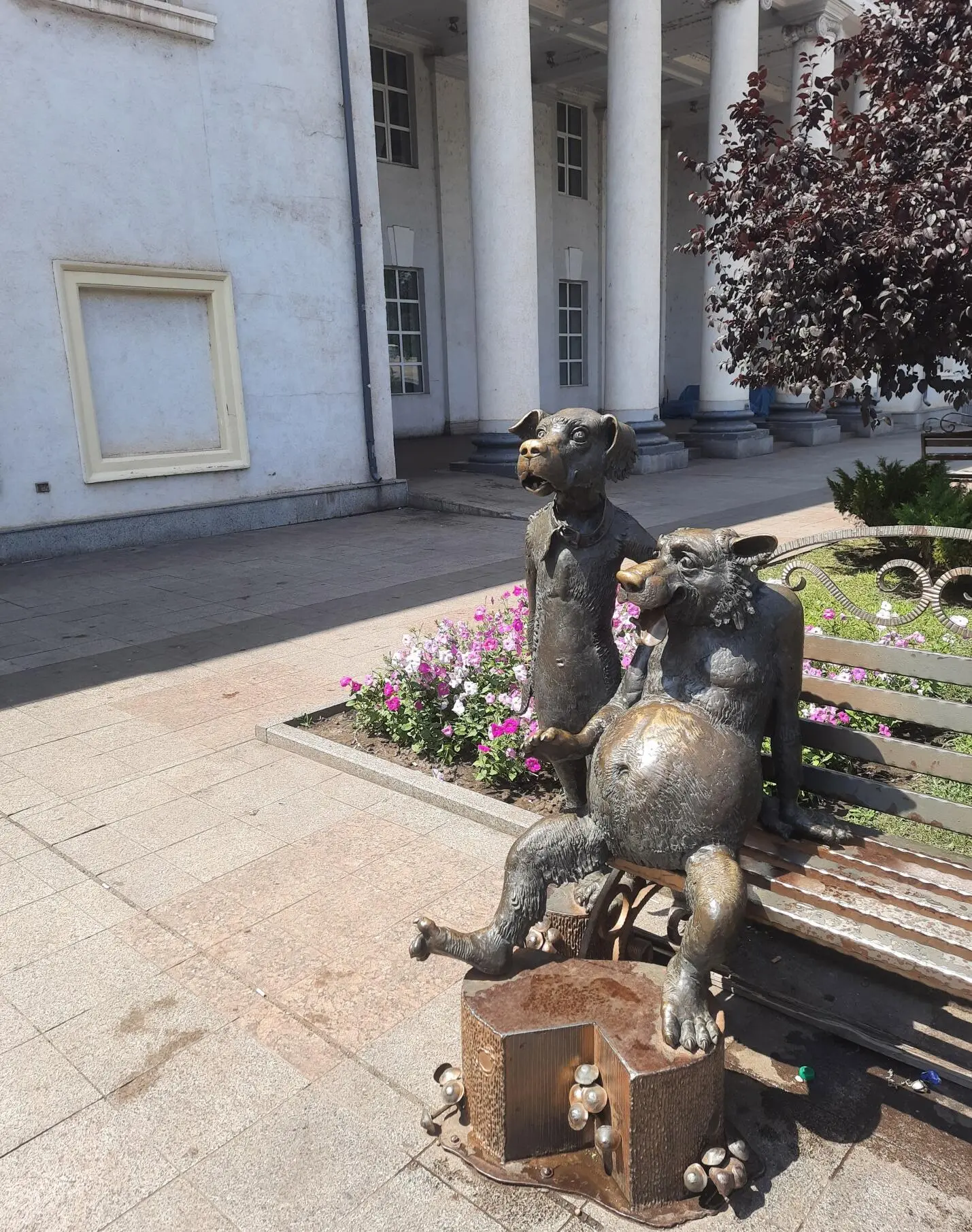 Лавочки в сквере возле театра им Шевченко Вид на сквер со стороны парка им - фото 3