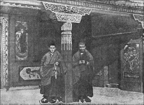 Рис 6 Монгольские ламы у входа в кумирню Субурганы преемники древних - фото 7