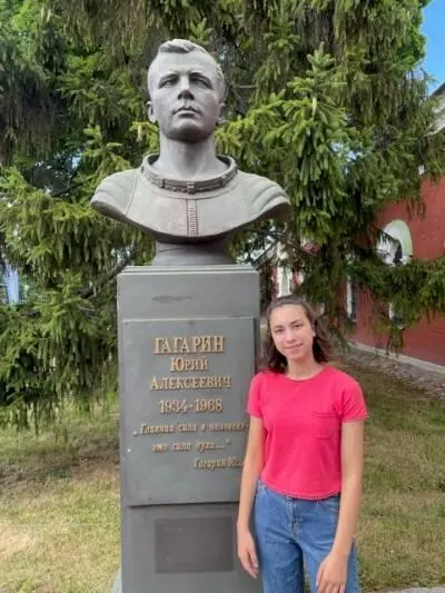 На фото я у бюста ЮА Гагарина на входе в муэей Космонавтики в Петропавловской - фото 1