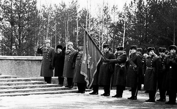 7 ноября 1971 г Возложение венков к братской могиле Командование и знамя - фото 48