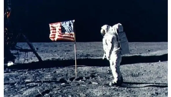 Фотография Аполлон11 на Луне Астронавт салютует флагу США Теперь вы по - фото 31