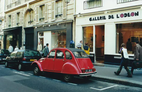 Citroen 2CV сейчас уже редкий гость и на парижских улицах В моем первом - фото 2