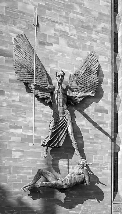 На шмуцтитуле Победа Святого Михаила над дьяволом бронзовая скульптура - фото 2