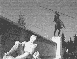 Современный мемориал неподалеку от Фермопил На переднем плане фигура царя - фото 144