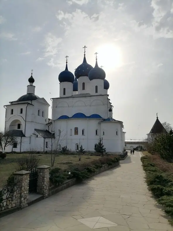 Мне нравится гулять в монастырях в них всегда очень тихо и спокойно Заметила - фото 4