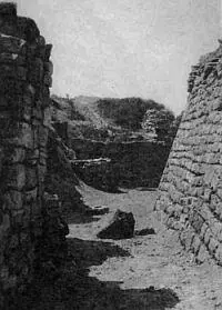 Фото 42 Проход ведущий к восточным воротам по состоянию на 1932 г Слева - фото 67