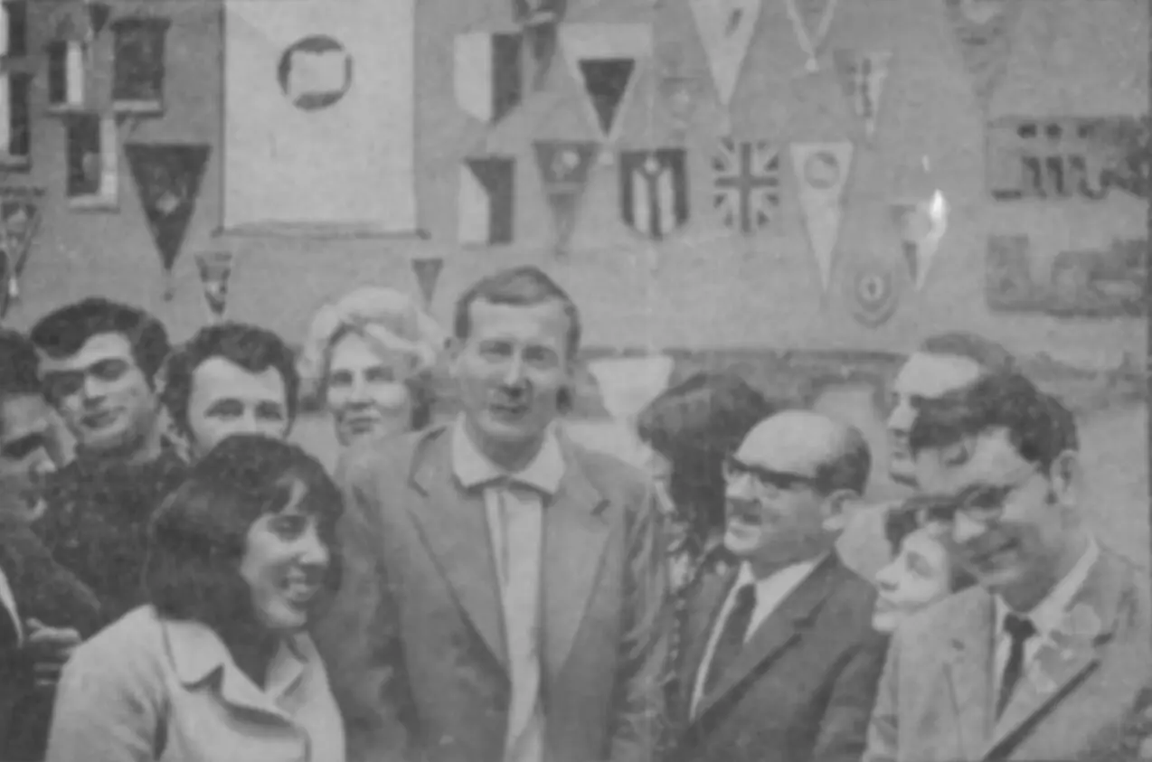 Рис 2 Неделя науки В гостях у нас поэт ЕЕвтушенко передний план слева - фото 6