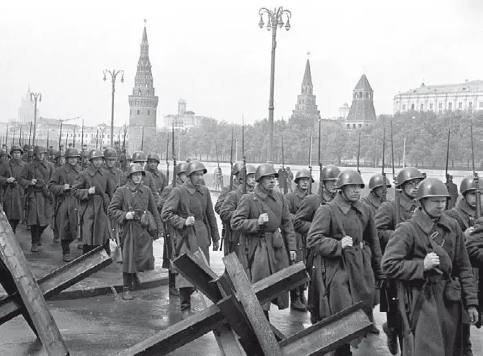 Москва 1941 г Советская армия оказалась не готова к войне Одной из главных - фото 19