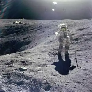 Атмосферы на Луне в самом деле нет Но есть лунная поверхность которая - фото 39