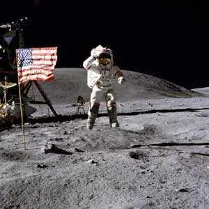 А вы посмотрите получше Есть там тень от астронавта справа от него и - фото 62