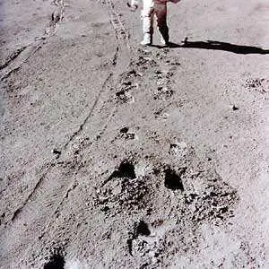 Рисунок 71 фотография NASA as158611655 следы луномобиля и астронавта - фото 71