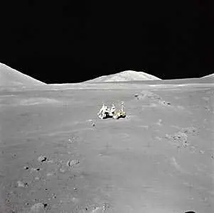 На фотографиях с места посадки Аполлона17 видно что холмов и откосов в этом - фото 77