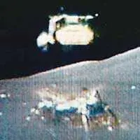 А вот опять фильм вид из командного отсека на приближающийся лунный модуль на - фото 101