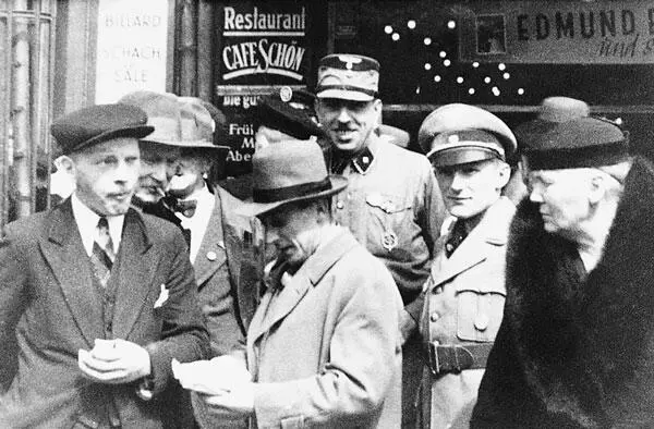 Нацистская служба внутренней разведки в действии Человек в центре в шляпе - фото 1