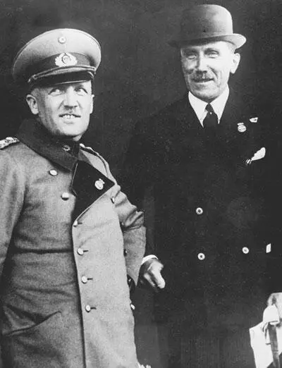 Генерал Курт фон Шлейхер слева в форме и граф Франц фон Папен Оба были - фото 3