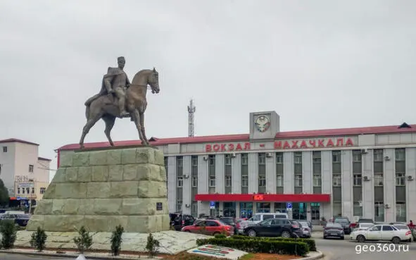 Памятник Магомеду Али Дахадаеву на площади у вокзала Почему город называется - фото 2
