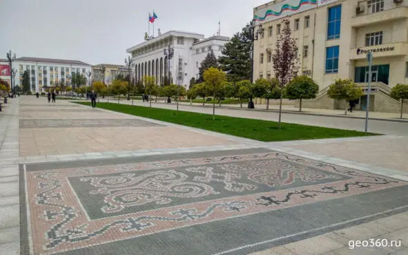 Площадь Ленина в Махачкале выстлана каменными коврами Но все же больше - фото 3