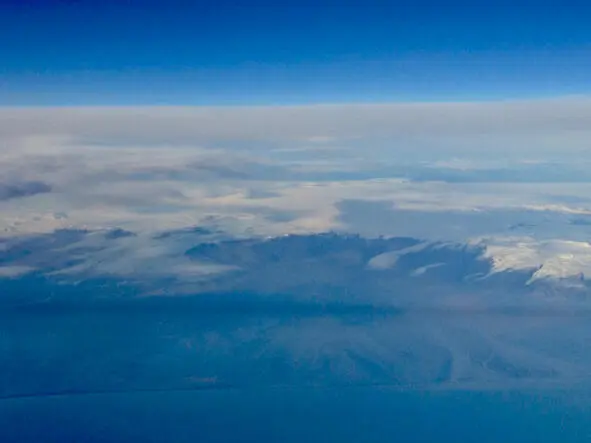 Вид из иллюминатора на ледник Vatnajökull Фото автора Внизу проплывает берег - фото 2