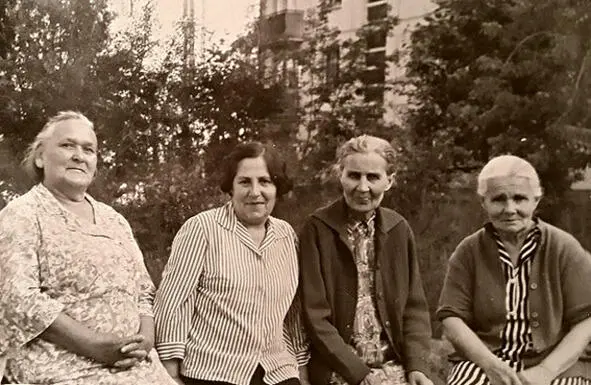 Клавдия Васильевна Сальникова первая слева с подругами Я помню Клавдию - фото 102