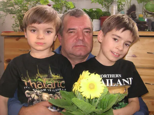 Дед Сергей с внуками Сережей и Алешей Алеша и Сергей идут в школу с мамой - фото 65