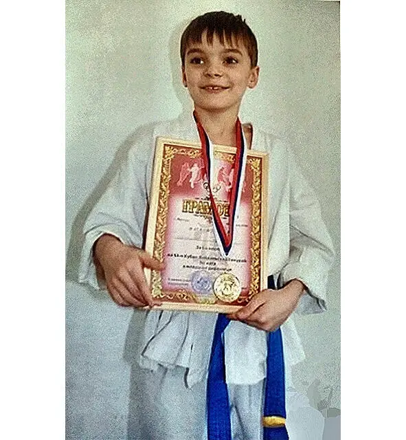Сережа чемпион Сохранившиеся медали за победы в каратэ Сереги Сережа рос - фото 71