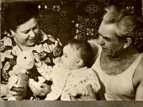 Баба Алла и дед Гоша с внучкой Олей Мама Лена с доченькой Не буду описывать - фото 8