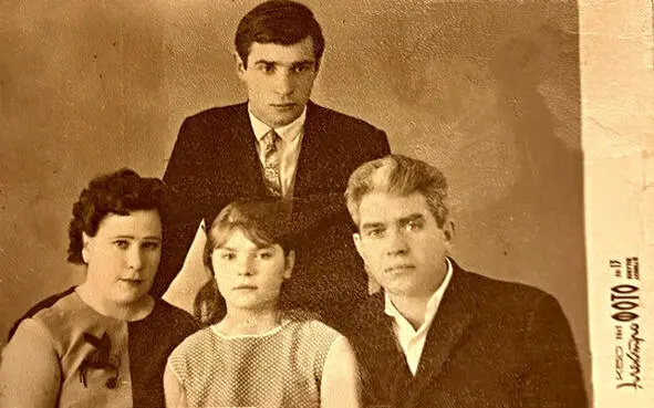 Семья Щёкотовых Ангелина Лена Георгий стоит Александр 17 января 1954 года в - фото 93