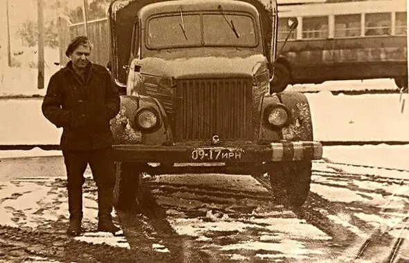Георгий рядом со своим грузовиком В молодости когда он еще ездил на грузовике - фото 96