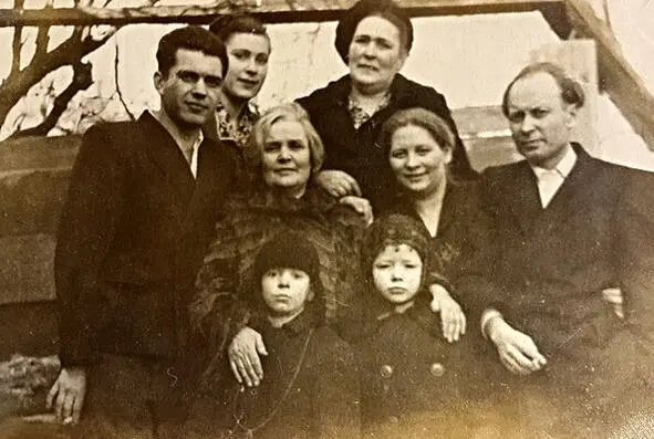 В верхнем ряду Георгий и Ангелина Щёкотовы Клавдия Васильевна Сальникова - фото 98