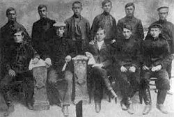 Гуляйпольская группа анархокоммунистов в 1907 году Махно первый слева - фото 6