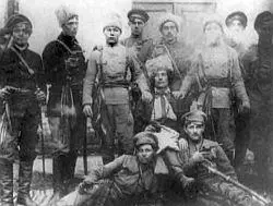 Батька со своими бойцами 1918 г Штабквартира Махно в Гуляйполе - фото 15