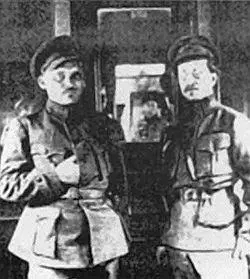 Атаман Григорьев с красным комиссаром В А АнтоновымОвсеенко Знаменитая - фото 40