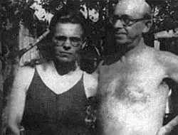 Махно и анархист Беркман Париж 1934 год Махно с женой и дочерью Люсей - фото 53