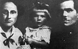 Махно с женой и дочерью Люсей 1925 год Махно с дочерью 1928 год - фото 54