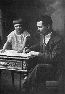 Махно с дочерью 1928 год Надгробие Махно на парижском кладбище ПерЛашез - фото 55