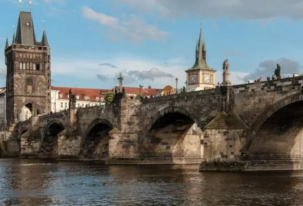 Вид Карлова моста в Праге фото 2010х годов Над водной гладью реки пролегают - фото 2