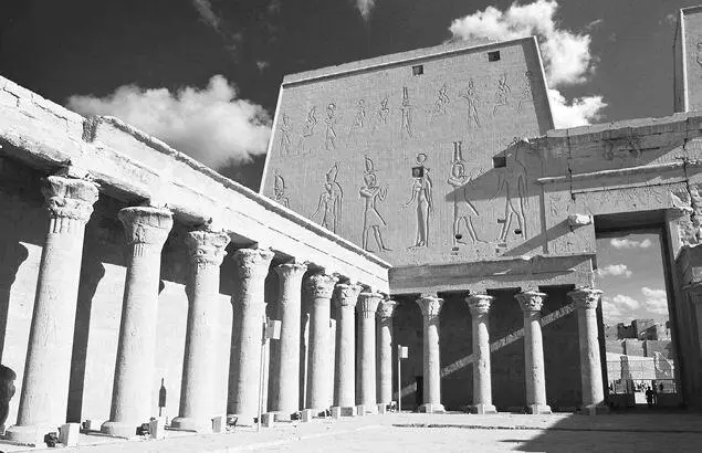 Рис 7 Храм Гора в Эдфу Египет IIII вв до н э Двор и пилоны Рис 8 - фото 7