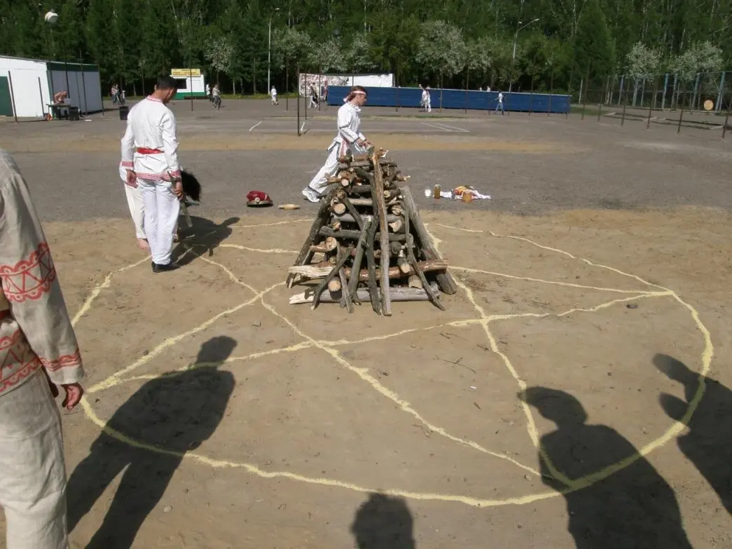 4 Владимир и жрецы готовят церемонию Ярилы Вешнего Буревестник 1 июня 2008 - фото 4