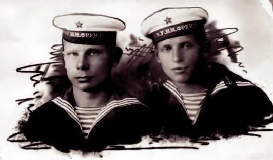 Георгий Васильев и Николай Бобков Петергоф Июнь 1934 г Здание ВВМУ им - фото 33