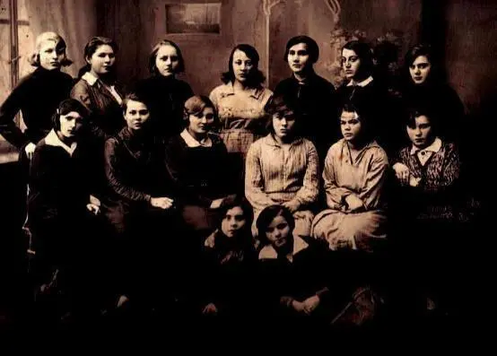 Студенткивыпускницы Ленинградского фармацевтического техникума Слева вторая - фото 58