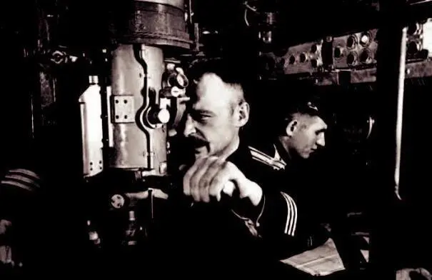 Капитан 3 ранга Я К Иосселиани у перископа малютки М111 Из архива В Д - фото 73