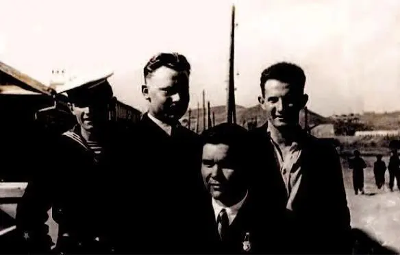 Г К Васильев второй слева Владивосток 1938 г На Морском вокзале - фото 79