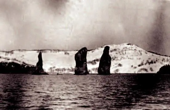 Скалы Три брата на входе в Авачинскую губу 1939 г Фото Г К Васильева - фото 88